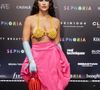 Giulia Costa vestiu um look que é uma mistura ousada de elementos: um 'top-sutiã' feito inteiramente de esferas amarelas tridimensionais, uma saia volumosa rosa choque em estilo balão e cintura alta, luvas azul-bebê e sapatos vermelhos de pelúcia, resultando em uma das produções mais artísticas e coloridas da noite!