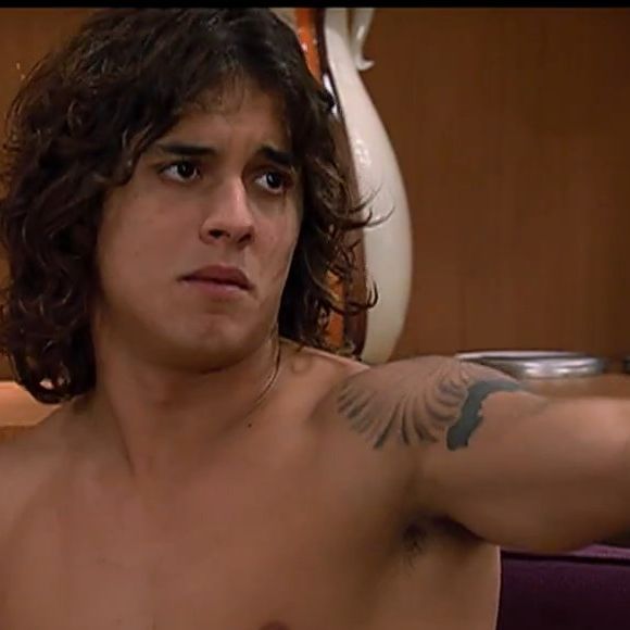 Com passagens por novelas da Record, Globo e SBT, Guilherme Boury soma duas décadas de carreira antes de entrar no confinamento rural