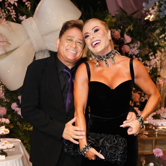 Leonardo e Poliana Rocha combinaram produções all black para a festa de 15 anos da neta Maria Sophia