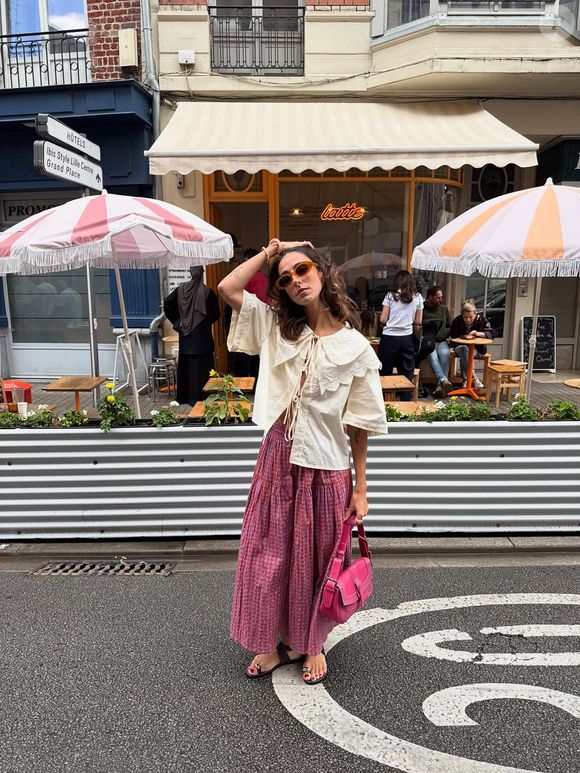 A combinação com jeans reto e camisa boho chic transforma o tênis em peça-chave para um look elegante e descomplicado