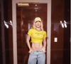 Na parte de baixo, Virgínia escolheu uma calça jeans wide leg no modelo de cintura baixa, em referência aos anos 2000