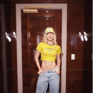 Na parte de baixo, Virgínia escolheu uma calça jeans wide leg no modelo de cintura baixa, em referência aos anos 2000