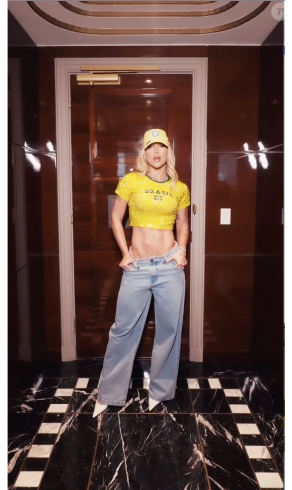 Na parte de baixo, Virgínia escolheu uma calça jeans wide leg no modelo de cintura baixa, em referência aos anos 2000