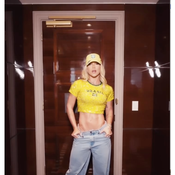Na parte de baixo, Virgínia escolheu uma calça jeans wide leg no modelo de cintura baixa, em referência aos anos 2000