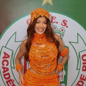 Em meio à ausência de Virgínia Fonseca, Jaqueline esteve no ensaio de quadra da Grande Rio, realizado em Duque de Caxias