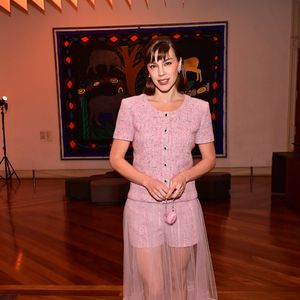 A produção de Alice Wegmann para baile de gala da Pinacoteca entra na tendência romantic chic