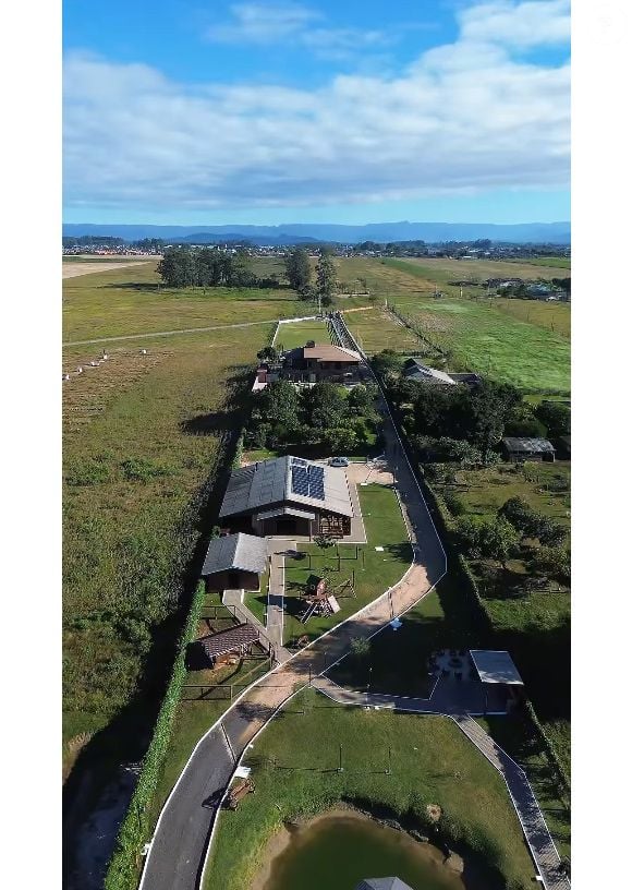 Rancho de Cesar Rincon: propriedade tem piscina 12x5m e energia trifásica no subterrâneo de todo local