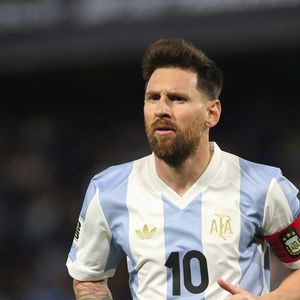 Lionel Messi ficou de fora da partida por conta de uma lesão.