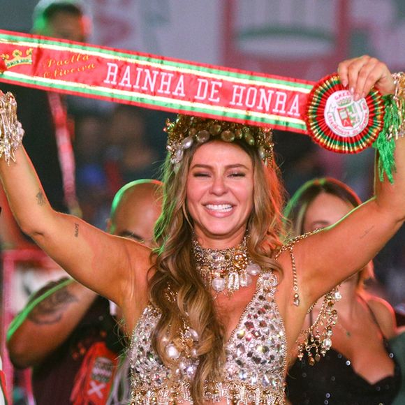 Paolla Oliveira, por sua vez, recebeu a faixa de Rainha de Honra da Grande Rio, cargo que ocupa a partir de agora