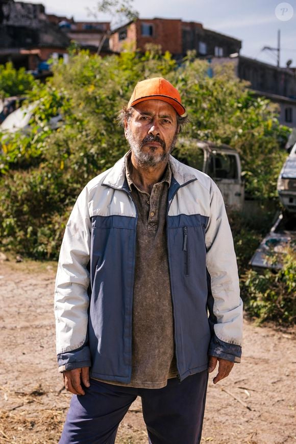 Joaquim é levado para a delegacia por Paulinho, sem poder contar a Lígia e ao pastor Albérico onde o dinheiro está escondido.