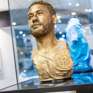 Após encerrar sua trajetória na Seleção Brasileira, Neymar viveu um dia de homenagens no Santos. O atacante ganhou busto e estátua e emocionou os torcedores com um longo agradecimento