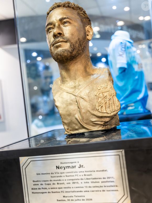 Após encerrar sua trajetória na Seleção Brasileira, Neymar viveu um dia de homenagens no Santos. O atacante ganhou busto e estátua e emocionou os torcedores com um longo agradecimento