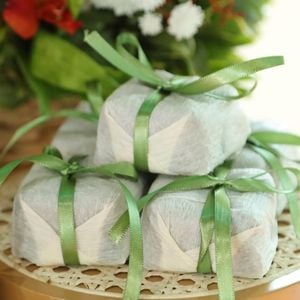 Os tradicionais bem-vividos, embalados com delicadeza em tons de verde, simbolizaram a celebração da vida e a felicidade com a chegada de Clara