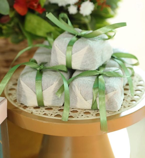 Os tradicionais bem-vividos, embalados com delicadeza em tons de verde, simbolizaram a celebração da vida e a felicidade com a chegada de Clara