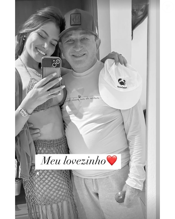 Amado Batista tem 74 anos e Calita Franciele apenas 23 - a diferença entre o casal é de 51 anos
