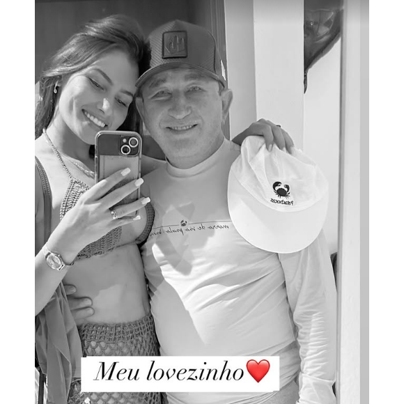 Amado Batista tem 74 anos e Calita Franciele apenas 23 - a diferença entre o casal é de 51 anos
