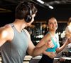 Além de aumentar o gasto calórico, a caminhada inclinada ativa músculos das pernas, glúteos e abdômen de forma mais intensa