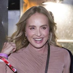 Estou apaixonado nos tênis Stella McCartney com sola plataforma que Angélica usou no show de Anitta; parecem retrô e são perfeitos para elevar looks com jeans