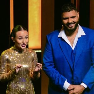 Larissa Manoela deixa costas nuas em vestido grifado dourado para premiação do esporte e marido reage: 'Uma estrela'