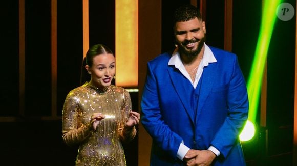 Larissa Manoela deixa costas nuas em vestido grifado dourado para premiação do esporte e marido reage: 'Uma estrela'