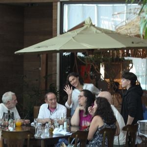 Renato Aragão tem cinco filhos, sendo Lívian (em pé), a mais nova