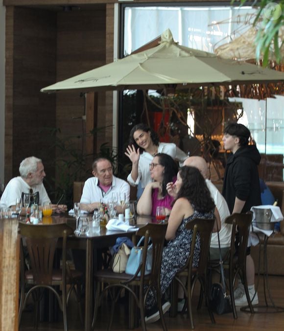 Renato Aragão tem cinco filhos, sendo Lívian (em pé), a mais nova