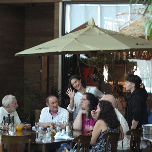 Renato Aragão tem cinco filhos, sendo Lívian (em pé), a mais nova