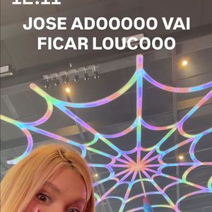 Uma imensa teia de aranha iluminada por luzes de LED coloridas ocupou o teto do espaço onde aconteceu a festa de 2 anos de José Leonardo