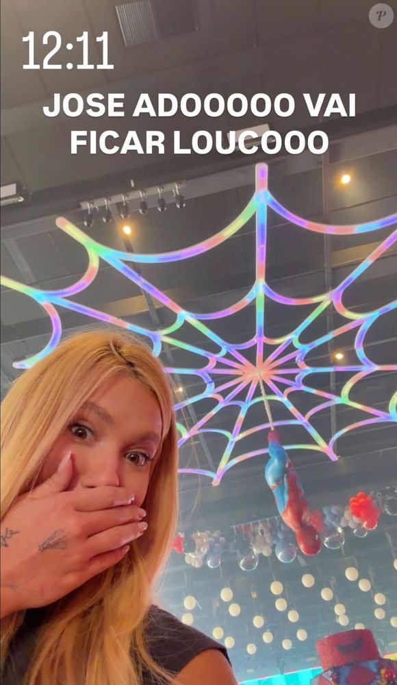 Uma imensa teia de aranha iluminada por luzes de LED coloridas ocupou o teto do espaço onde aconteceu a festa de 2 anos de José Leonardo