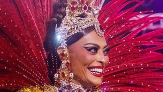 Rainha da Viradouro, Juliana Paes usa procedimentos tecnológicos para beleza e pele intacta aos 46 anos; dermatologista explica: 'Maior desafio não é apenas flacidez'