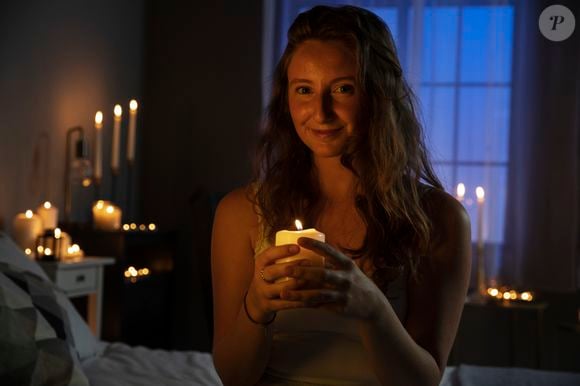 Segundo especialista, acender uma vela ao chegar em casa funciona como um regulador emocional silencioso e ajuda o corpo a entrar em modo de descanso