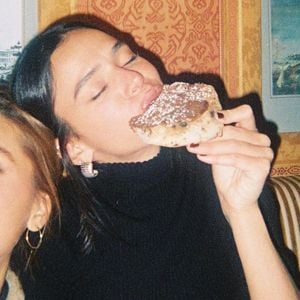 Amizade de Bruna Marquezine e Sasha Meneghel pode ser considerada um exemplo da reflexão de Arthur C. Brooks