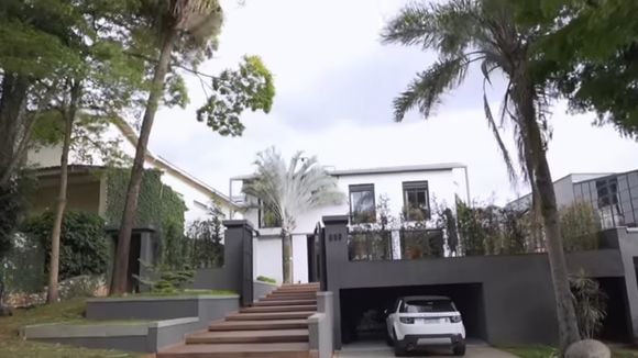 Sala envidraçada, banheiro luxuoso de mármore e terreno de 498 m²: Yudi Tamashiro deu adeus à mansão de milhões e ganhou fortuna antes de se mudar para o Japão