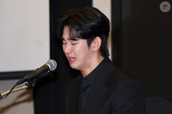 Kim Soo-hyun também não seria o rapaz que aparece na foto bebendo soju com Kim Sae-ron