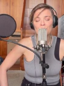 Nem casa própria, nem fortuna bilionária: por que a cantora italiana Gala, voz da música chiclete da Copa do Mundo de Clubes, leva vida 'nômade'?