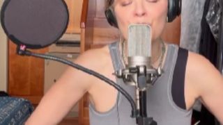 Nem casa própria, nem fortuna bilionária: por que a cantora italiana Gala, voz da música chiclete da Copa do Mundo de Clubes, leva vida 'nômade'?