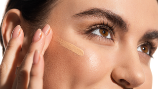 A base da make B é um SUCESSO pelos motivos certos; conheça todos eles!