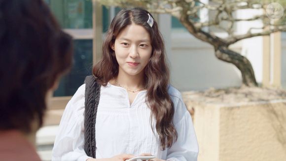 Em 'Não Quero Fazer Nada', uma jovem esgotada deixa a cidade grande em busca de um novo recomeço em uma vila do interior