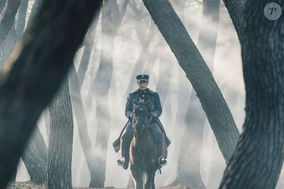 'Mr. Sunshine' conta a história de Eugene Choi,  garoto que escapou da escravidão e foi criado nos Estados Unidos, retorna à Coreia como capitão do exército americano