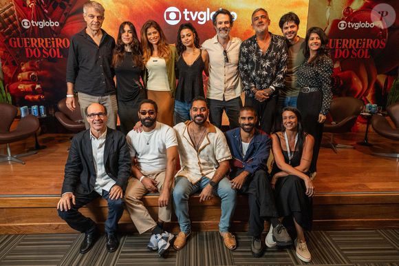 Elenco da novela 'Guerreiros do Sol' se reencontra para lançamento na Globo