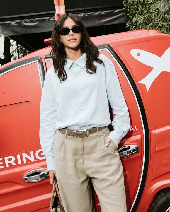 O termo "Corpcore" refere-se a uma tendência de moda que reinterpreta e moderniza o vestuário corporativo tradicional, incorporando elementos de roupas de escritório em contextos casuais e estilosos