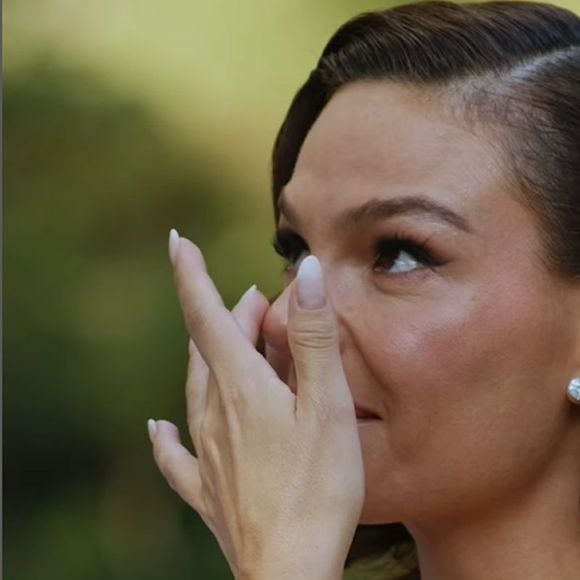 Isis Valverde não segurou as lágrimas em vários momentos do casamento com Marcus Buaiz