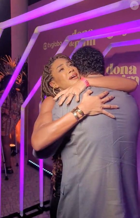 Aline ficou muito emocionada ao ver o amigo em evento da TV Globo, após o 'BBB 25'