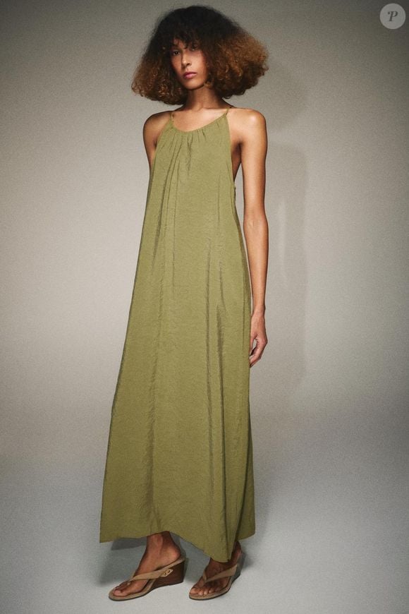 Em verde oliva, o modelo sem mangas e de corte amplo é aquele tipo de peça que funciona tanto nos dias mais quentes quanto em combinações com jaquetas leves ou sobreposições quando a temperatura cai; este modelo sai por R$ 279 no site da Zara no Brasil, até o fechamento desta matéria