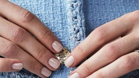 Adeus às unhas chamativas: as sete esmaltações minimalistas que ficam melhores com seus looks neste Outono 2026
