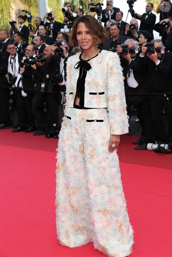 Cannes 2025: nada de vestido para Halle Berry! Atriz escolheu um look de calça wide leg e tons pasteis