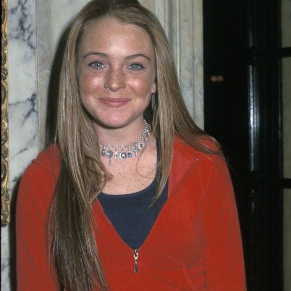 2002: Lindsay Lohan é clicada em um passeio por Nova York