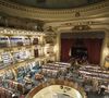 Foto mostra o interior e o segundo andar da livraria El Ateneo, famosa em Buenos Aires/Argentina
