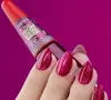 O Wildcats combina o vinho intenso ao acabamento cat eye, criando reflexos em movimento para quem quer levar um toque de nostalgia às unhas