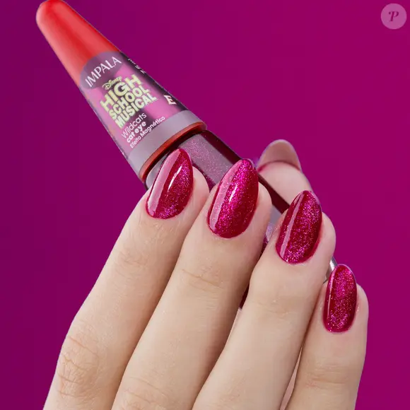 O Wildcats combina o vinho intenso ao acabamento cat eye, criando reflexos em movimento para quem quer levar um toque de nostalgia às unhas